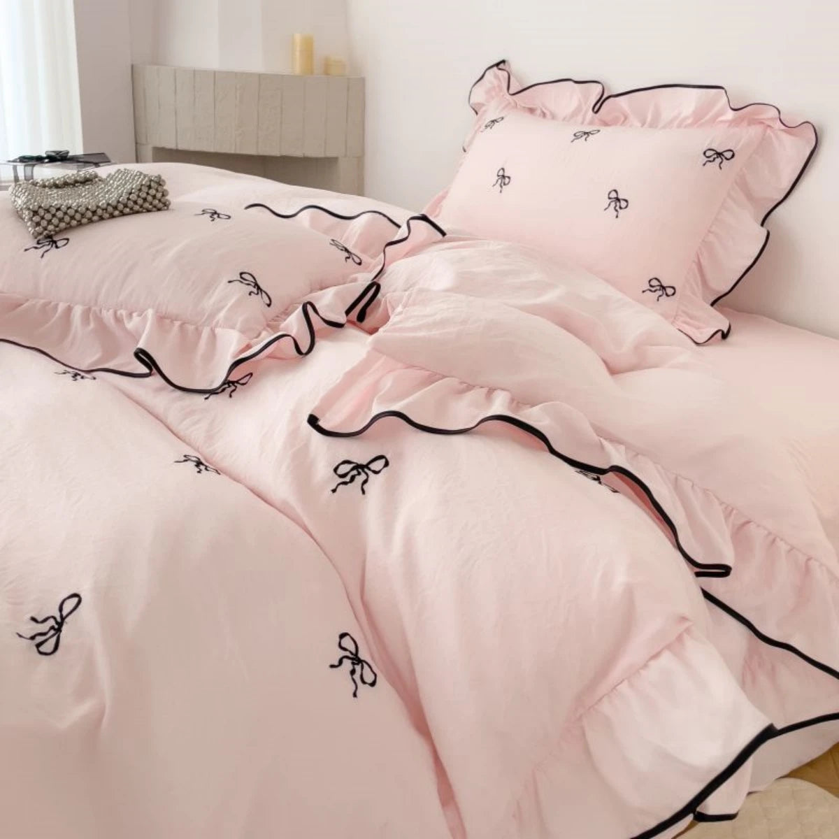 CasaLumora Elegant Bow Embroidery Bedding Set – 3-Piece Ruffled Duvet Cover & Pillowcases for a Cozy Bedroom or Guest Room