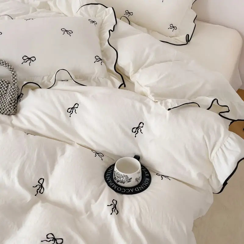 CasaLumora Elegant Bow Embroidery Bedding Set – 3-Piece Ruffled Duvet Cover & Pillowcases for a Cozy Bedroom or Guest Room